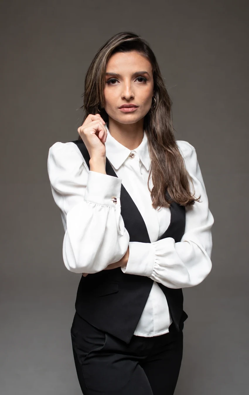 Retrato profissional da Dra. Andressa Barbosa Santos com enquadramento editorial